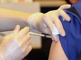 新型コロナウイルスのワクチン接種＝神戸市中央区港島南町２、市立医療センター中央市民病院（資料写真）