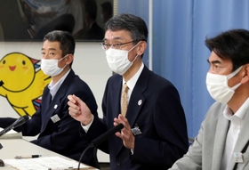 「残念な思いでいっぱい」。当初より大幅に縮小された聖火リレーの概要を発表する県実行委員会の田中正晴事務局長（中央）ら＝兵庫県庁（撮影・山崎　竜）