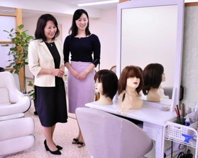 アピアランスケアの専門サロンをオープンした明石春枝さん（左）と、次女の真理子さん＝神戸市中央区下山手通３