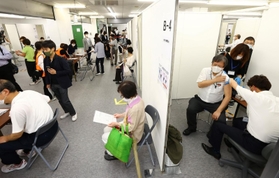 大規模接種会場で、市民がワクチン接種を受ける手順を確認した訓練＝２０日午後、神戸市中央区東川崎町１（撮影・鈴木雅之）