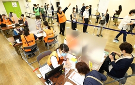 兵庫県内で初稼働となる新型コロナワクチンの大規模接種会場で実施されたシミュレーション。受け付けに多くの人が並んだ＝２０日午後、神戸市中央区東川崎町１（撮影・鈴木雅之）