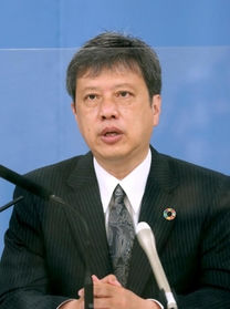 知事選の公約を発表する金田峰生氏＝兵庫県庁（撮影・辰巳直之）