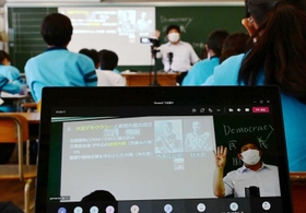 自宅にいる生徒にライブ配信される歴史の授業＝神戸市東灘区向洋町中２（撮影・中西幸大）