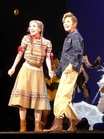 朝美絢（右）と娘ジェイン役の野々花ひまり＝宝塚バウホール