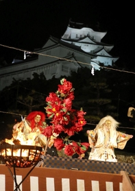 世界文化遺産・国宝姫路城を借景に繰り広げられた薪能＝２１日夜、姫路市本町（撮影・大山伸一郎）