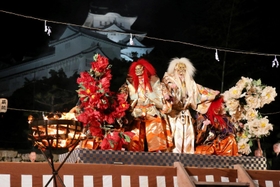 世界文化遺産・国宝姫路城を借景に繰り広げられた薪能＝２１日夜、姫路市本町（撮影・大山伸一郎）