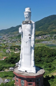 ６月から解体工事が始まることになった「世界平和大観音像」＝２０２０年６月、淡路市釜口（小型無人機で撮影）