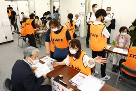新型コロナワクチンの大規模接種会場で神戸市が事前に行った訓練の様子＝２０日午後、神戸市中央区東川崎町１