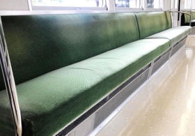 ばねの上にフェルト生地を重ねた従来型車両のロングシート＝神戸市須磨区西落合２、名谷車両基地