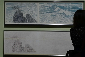 《濤声》のための下絵なども見せ、制作過程も紹介した。展示替えで現在は《山雲》などの基になったスケッチ類が並ぶ＝神戸市立博物館（撮影・中西幸大）