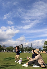 久しぶりの晴れ間がのぞいた休日を屋外でゆったり過ごす家族連れ＝２２日午後、神戸市中央区波止場町（撮影・小林良多）
