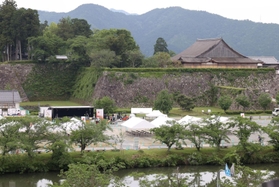 ステージやテントが並んだ篠山城跡三の丸広場＝２４日午前、丹波篠山市北新町（撮影・長嶺麻子）