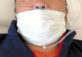 コロナに感染し、入院療養する男性。短期間で症状が悪化し、酸素吸入などで命をつないだ（男性提供）