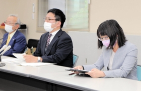 六甲アイランド高校で２０１７年に起きた男子生徒飛び降り問題を巡り、会見で保護者のコメントを読み上げる弁護士＝２４日午後、神戸市中央区橘通１