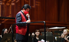 還暦にちなみ赤いベストを贈られて祝福される佐渡裕芸術監督（撮影・三津山朋彦）＝西宮市高松町