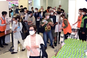 ワクチンの大規模接種が始まり、会場に押し寄せる高齢者＝２５日午後、神戸市中央区東川崎町１（撮影・中西幸大）