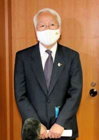 大阪、京都府の両知事との会議後、取材に応じる井戸敏三知事＝２６日午前、兵庫県庁（撮影・大島光貴）