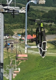 マウンテンバイクを山頂へ運ぶリフト。冬のスキー以外の集客を図る＝豊岡市日高町、アップかんなべスキー場