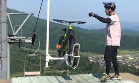マウンテンバイクを山頂へ運ぶリフト。冬のスキー以外の集客を図る＝豊岡市日高町、アップかんなべスキー場