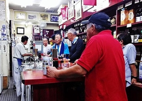 酒類小売業免許のみで営業してきた「角打ち」のコロナ前の光景。休業中の今、店主は「飲食店の営業許可がない不利益を事前に知りたかった」と嘆く＝神戸市内（神戸角打ち学会提供）