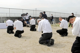 砂浜陥没事故の現場で花を手向ける泉房穂市長ら＝明石市大蔵海岸通１