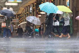 激しく地面を打ちつける雨＝２７日午前、神戸市中央区（撮影・小林良多）