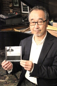 小曽根真さんの新アルバムを手にするＳＯＮＥのオーナー曽根辰夫さん（神戸市中央区中山手通１）