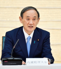 新型コロナウイルス対策本部の会合で、９都道府県の緊急事態宣言延長を表明する菅首相＝28日午後６時58分、首相官邸