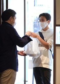 弁当を手渡す際のコミュニケーションも大切に＝神戸市灘区水道筋６