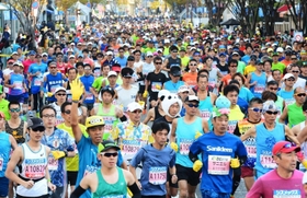 街角を駆け抜けるランナー＝２０１９年１１月１７日、神戸市中央区