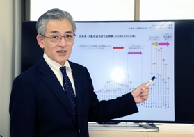 兵庫県内の感染状況についてデータを示しながら説明する神戸大病院の宮良高維・感染制御部長＝２７日、神戸市中央区楠町７