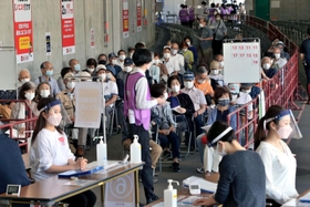 予診票チェックブースの前で待機する高齢者ら＝３１日午前、神戸市兵庫区御崎町１、ノエビアスタジアム神戸（撮影・長嶺麻子）
