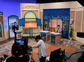 新社屋で初の撮影があった「ＮＥＷＳ×情報　キャッチ＋（プラス）」。（左から）木内亮アナウンサー、小林祐梨子さん、ミサイルマン西代さん＝神戸市中央区東川崎町１、サンテレビ（撮影・中西幸大）