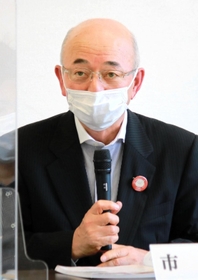 部落差別動画の削除について説明する酒井隆明市長＝３１日午後、丹波篠山市北新町、同市役所