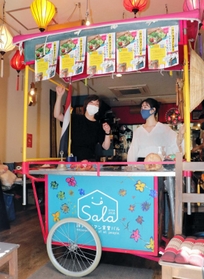 ＰＲを兼ねて屋台で弁当の配達を始めた「神戸アジアン食堂バル　ＳＡＬＡ（サラ）」＝神戸市中央区元町通２