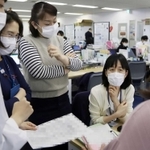 受け入れ先の病院と調整を続ける保健師ら。時折集まり相談を繰り返す＝２７日午後、神戸市役所（画像を一部加工しています）