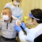 集団接種会場でワクチン注射を受ける男性高齢者＝１日午後、小野市王子町