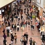 ５連休の初日となった１日。神戸・三宮や元町の繁華街で多くの店が営業中の商店街では、買い物客が行き交い、宣言発令前と変わらないにぎわいが見られた＝１日午後、神戸市中央区三宮町１（秋山亮太）
