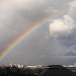 雨上がりの神戸の上空に架かった虹＝２日午後、神戸市中央区、神戸新聞社から