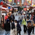 緊急事態宣言下ながら多くの店が営業し、前年のＧＷと比べて人通りが増えた＝２日夕、神戸市中央区