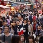 観光客で賑わいを見せる通り＝２０１９年５月２日、神戸市中央区