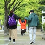 手をつないで歩く親子＝２日午後、神戸市内（撮影・鈴木雅之）