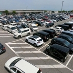 多くの車で混雑した神戸淡路鳴門自動車道の淡路サービスエリア駐車場＝４日午後、淡路市岩屋（撮影・秋山亮太）