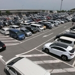 多くの車で混雑した神戸淡路鳴門自動車道の淡路サービスエリア駐車場＝４日午後、淡路市岩屋（撮影・秋山亮太）