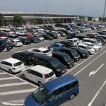 多くの車で混雑した神戸淡路鳴門自動車道の淡路サービスエリア駐車場＝４日午後、淡路市岩屋（撮影・秋山亮太）