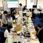 病院との調整を続ける保健師ら。神戸市では病床が逼迫し、症状が重い患者も自宅待機を余儀なくされているという＝４月２７日午後、同市役所（画像の一部を加工しています）