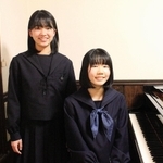小学校時代から刺激しあい、初の国際コンクールでそろって３位入賞した望月夏帆さん（右）と兵頭柚樹さん＝神戸市垂水区、ブレーメンのおんがく館