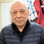 １円玉の束を抱える花崎治良さん＝神戸市兵庫区東山町１