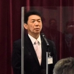 初登庁後、職員に訓示する関貫久仁郎市長＝豊岡市役所