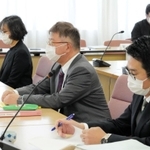 芦屋市のパワハラ問題について再調査し、市議会で報告する第三者委の弁護士ら＝７日午前、芦屋市役所